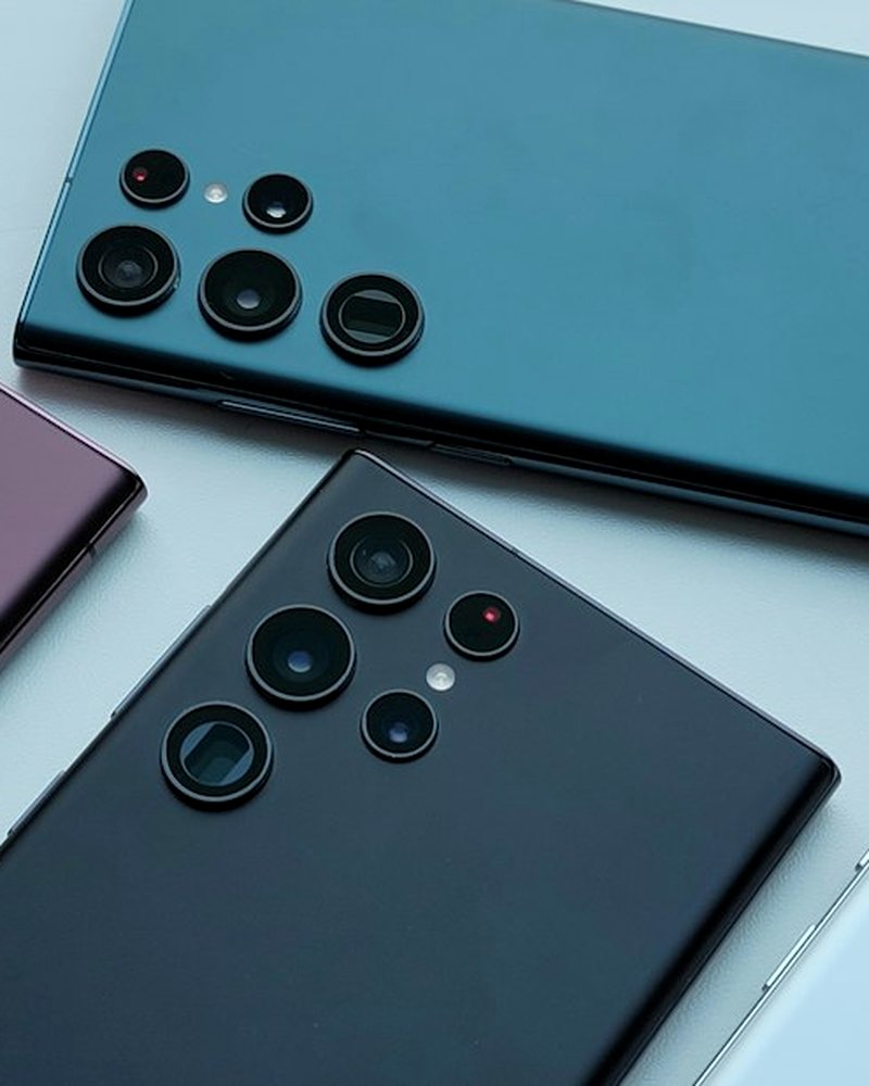 Varios celulares Android de distintos colores vistos por detrás