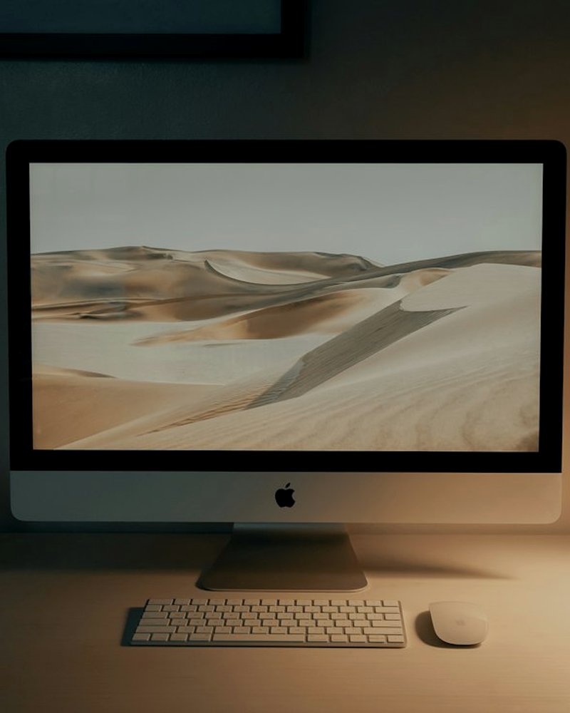 iMac sobre un escritorio de trabajo