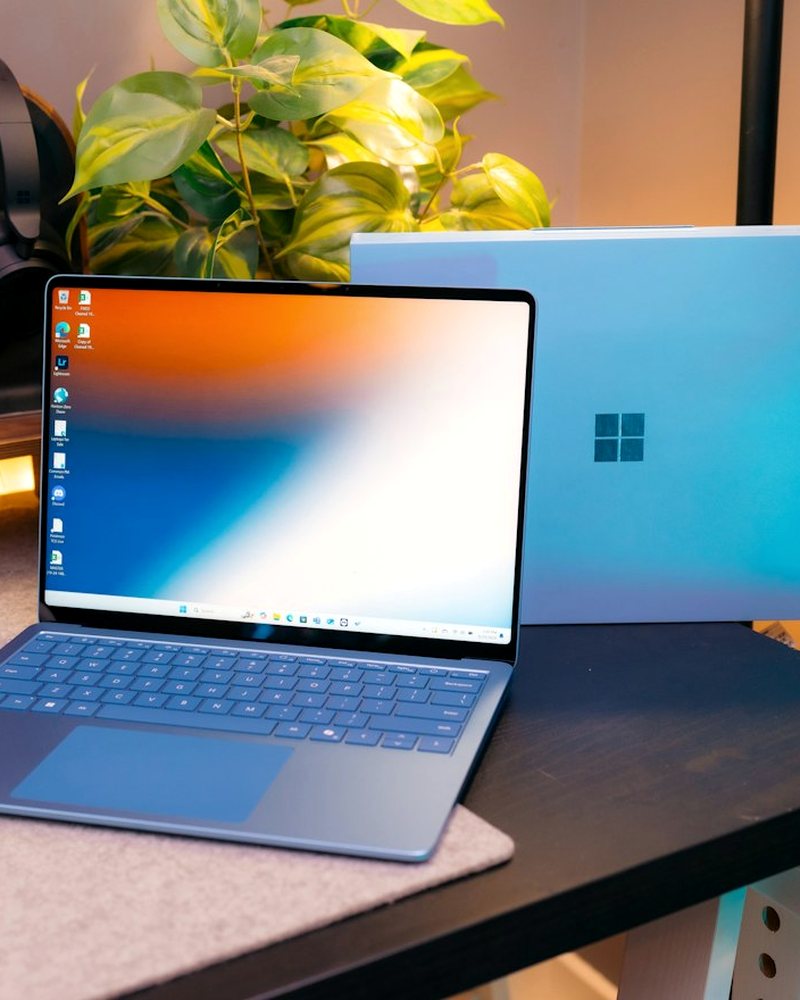 Portátil moderno con Windows abierto sobre un escritorio